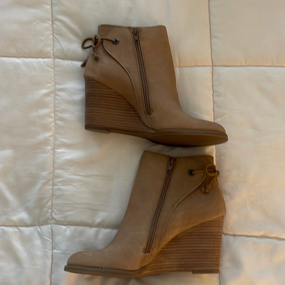 LUCKY BRAND Tan Wedge Ankle Booties 8 M NWOT - Picture 4 of 7